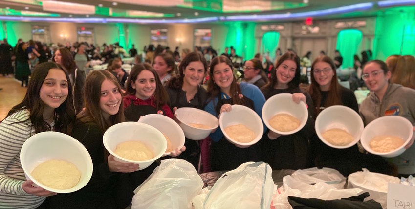 HAFTR HS students prepare for a Great Challah Bake during the Shabbat Project in 2018.