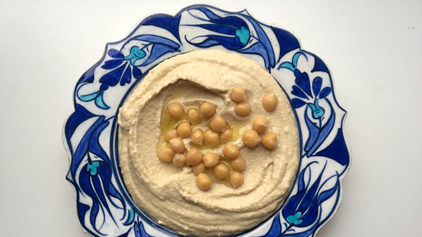 Humus topped with chickpeas