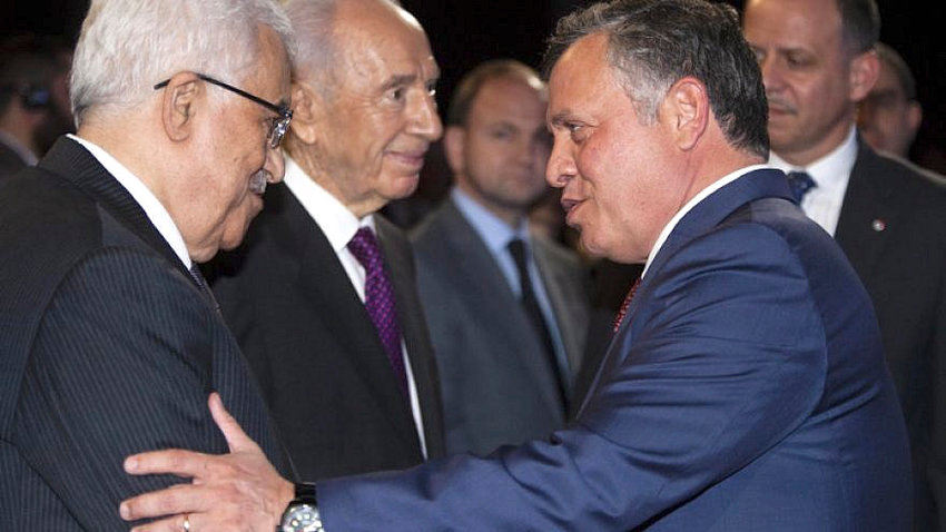 Palestinian Authority leader Mahmoud Abbas (left) speaks with Jordan&rsquo;s King Abdullah II as Israel&rsquo;s President Shimon Peres stands by, at the World Economic Forum on the Middle East and North Africa 2013, in Amman. May 26, 2013.