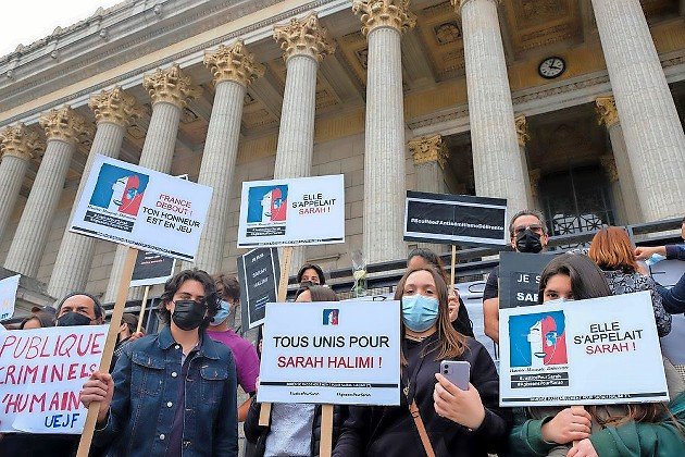 About 800 people gathered in front of the 24 columns courthouse in Lyon to demand justice for Sarah Halimi.