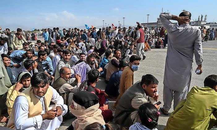 Afghanis crowd the airport in Kabul after US troops get ready to withdraw and the Taliban wait to take over the country, Aug 18.