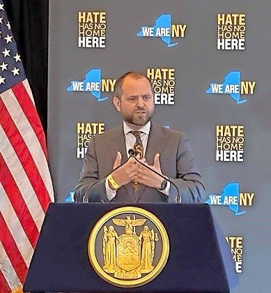 Orthodox Union Director of Public Affairs Maury Litwack introduces Gov. Hochul at last week's event at the Museum of Jewish Heritage in Lower Manhattan.