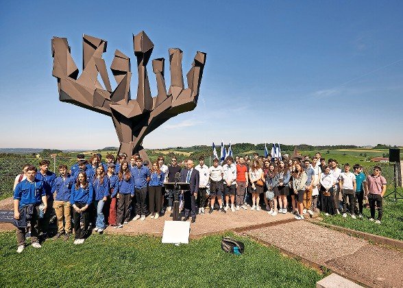 SAR with students from Viennese Jewish youth groups, including B&rsquo;nei Akiva, at the Mauthausen Concentration Camp.