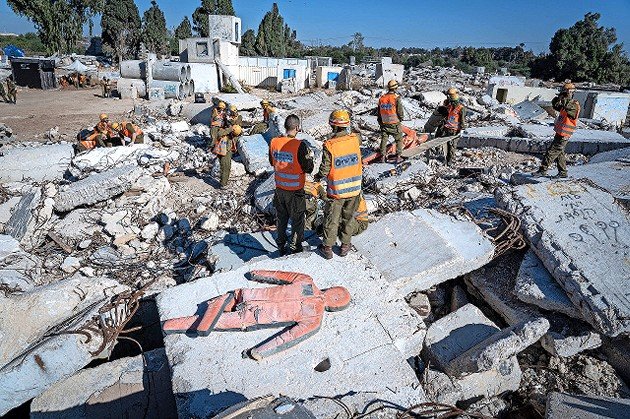 Members of the Knesset Honor Guard, the IDF Home Front Command, firefight-ers, police and Israel&rsquo;s Magen David Adom emergency medical services pa-rticipate in an emergency drill simulating an earthquake near Ashkelon on Dec. 19, 2019.