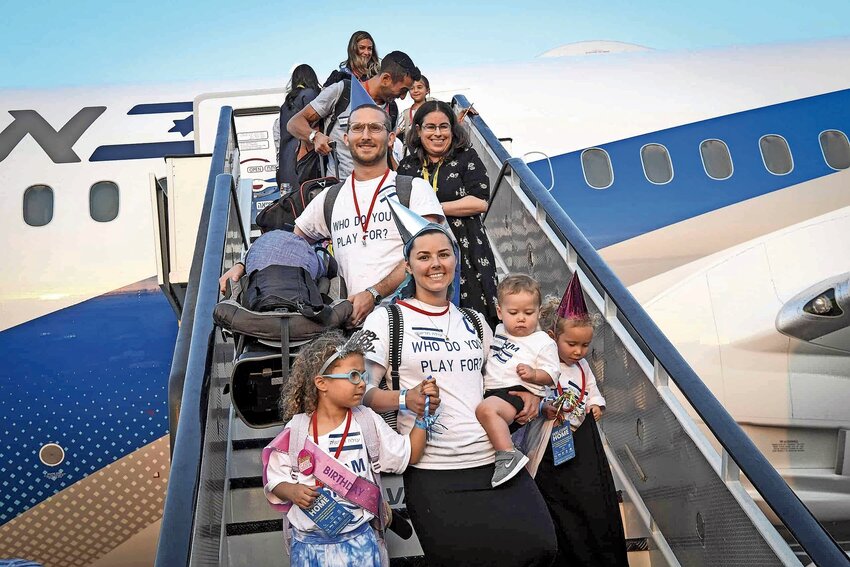 New immigrants from North America arrive on a flight organized by Nefesh B&rsquo;Nefesh in 2019.