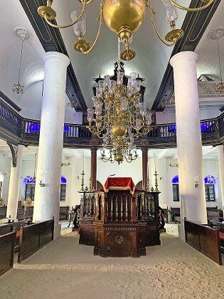 The dark mahogany pews, suspended chandeliers and aron in Cura&ccedil;ao&rsquo;s Congregation Mikv&eacute; Israel-Emanuel have been compared to the Great Synagogue in Amsterdam.