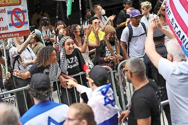Pro-Israel protesters and pro-Hamas protesters during a rally against the Baruch College Hillel outside Baruch College on June 5.