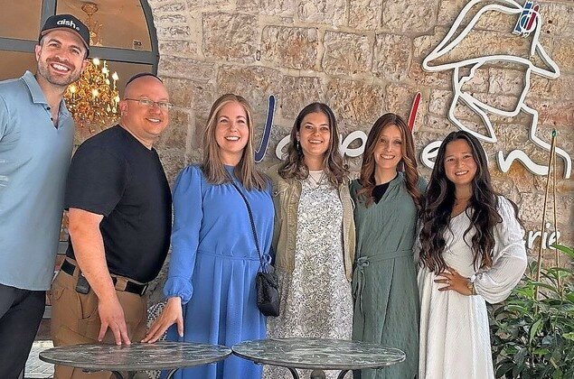 The cheesecake tasting team, from left: David Muller, Raphael Poch Jamie Geller, Kaitlyn Valese. Arianne Eliasov and Naomi Silver.