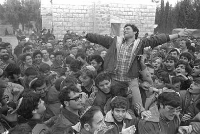 Settler supporters lift up Hanan Porat at the 1975 rally in Sebastia