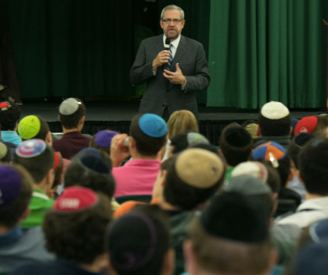 Rabbi Kenneth Hain addresses the students.