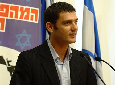 Matan Peleg, CEO of Im Tirtzu, spoke on Shabbat at the Young Israel of Woodmere.