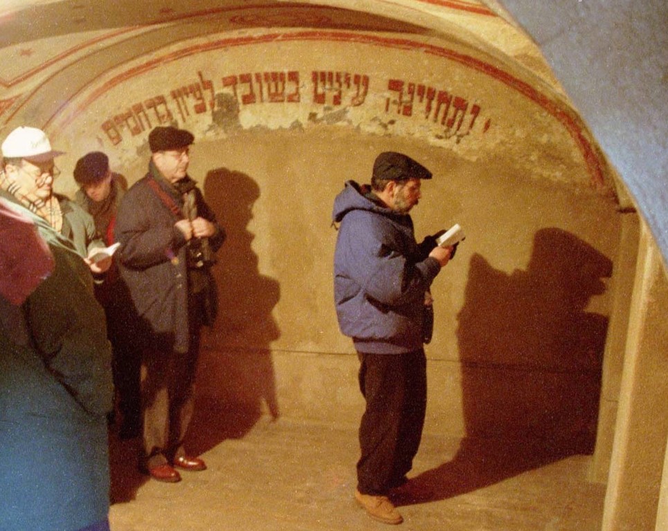 Rabbi Shmuel Golden visits the shul beneath Theresienstadt.