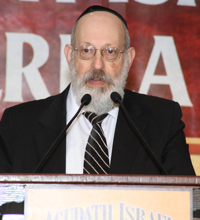 Rabbi Avi Shafran addresses the closing session of the Agudah Israel of America convention.
