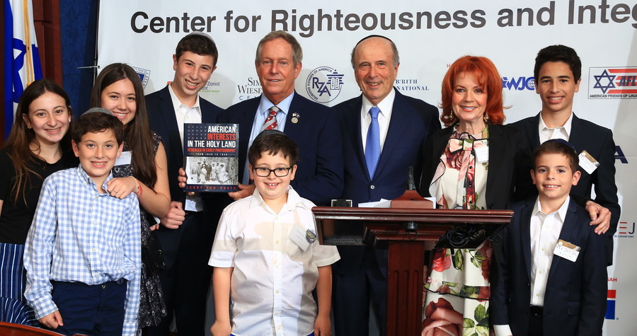 Rep. Joe Wilson (R-SC) is flanked by the event’s organizer, former mayor of the Village of Lawrence Martin Oliner, his wife, Reva, and their grandchildren — Olivia, Jonah, Isabella, Ethan, Jed, Reva, Calvin and Quincy Oliner.