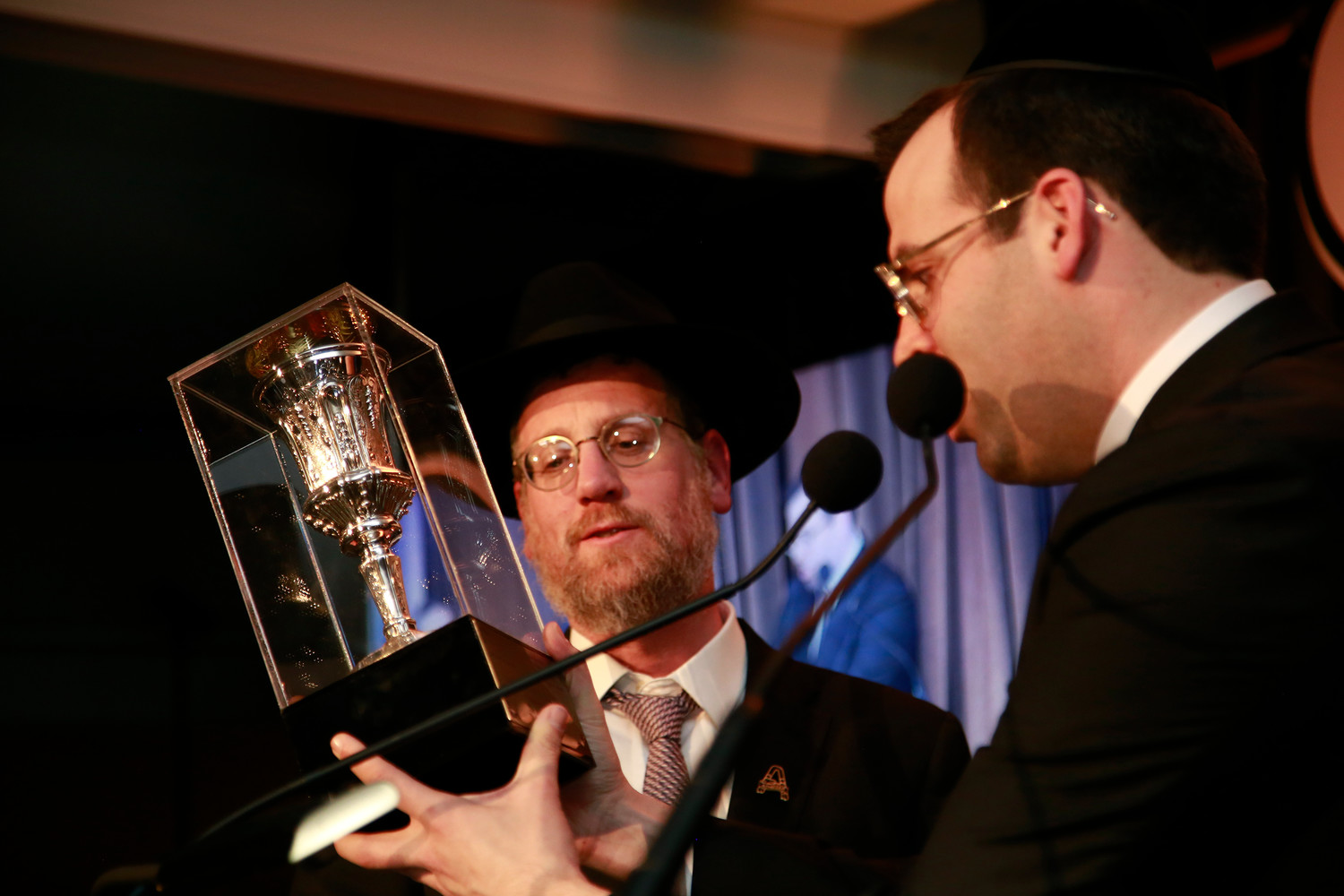 Rabbi Boruch Ber Bender presents Yossi Ungar with the Pillars of Chesed Award.