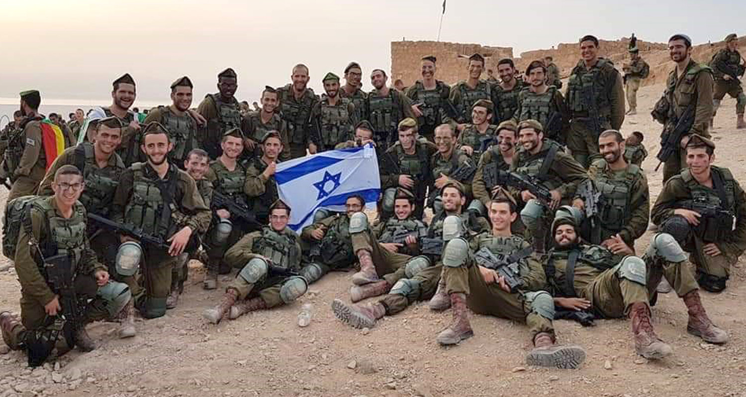 Jitzchak Millwork with comrades in the Israel Defense Forces.