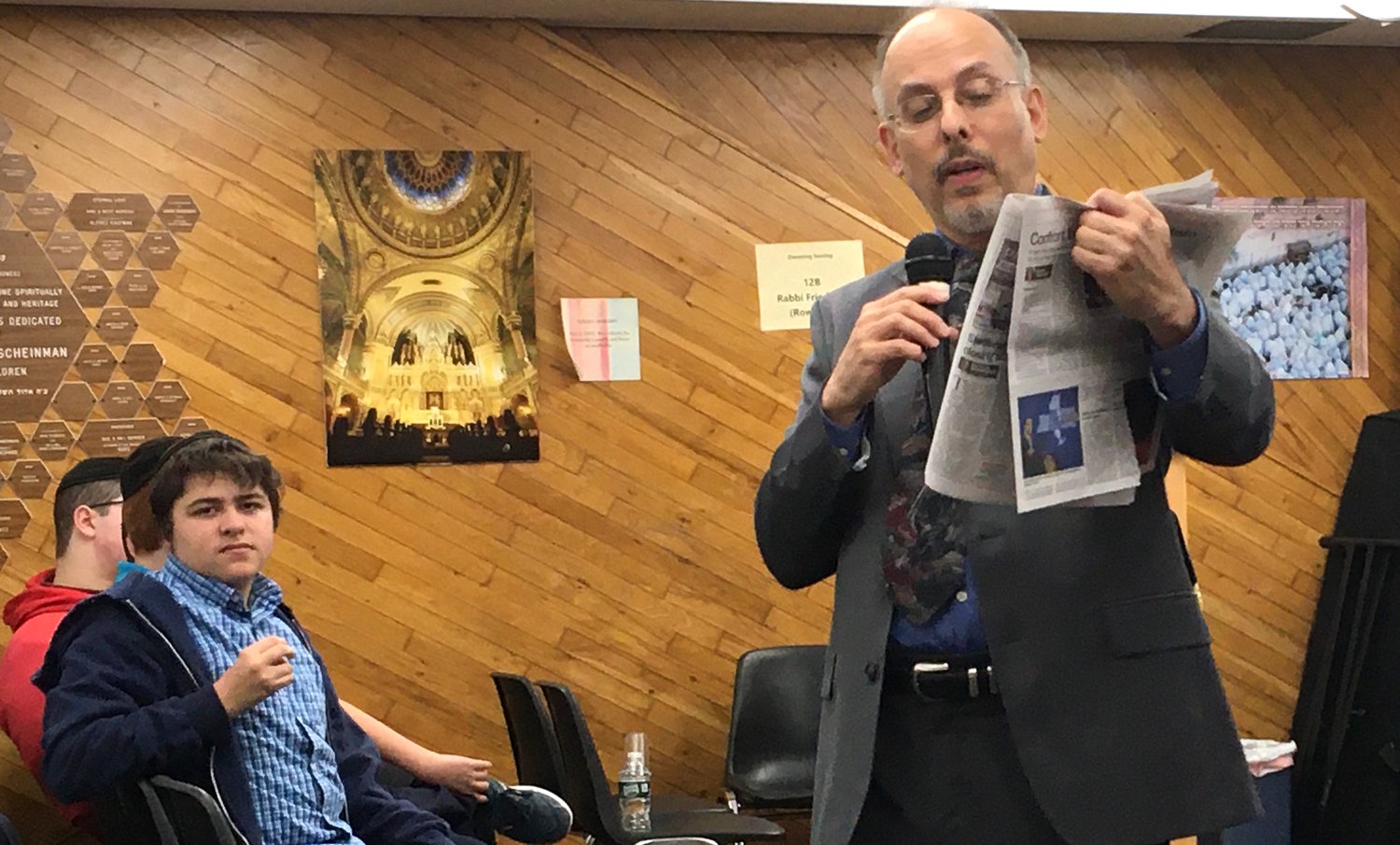 Dr. Rafael Medoff tells students at Rambam HS how newspapers downplayed news of the Shoah as the genocide unfolded.