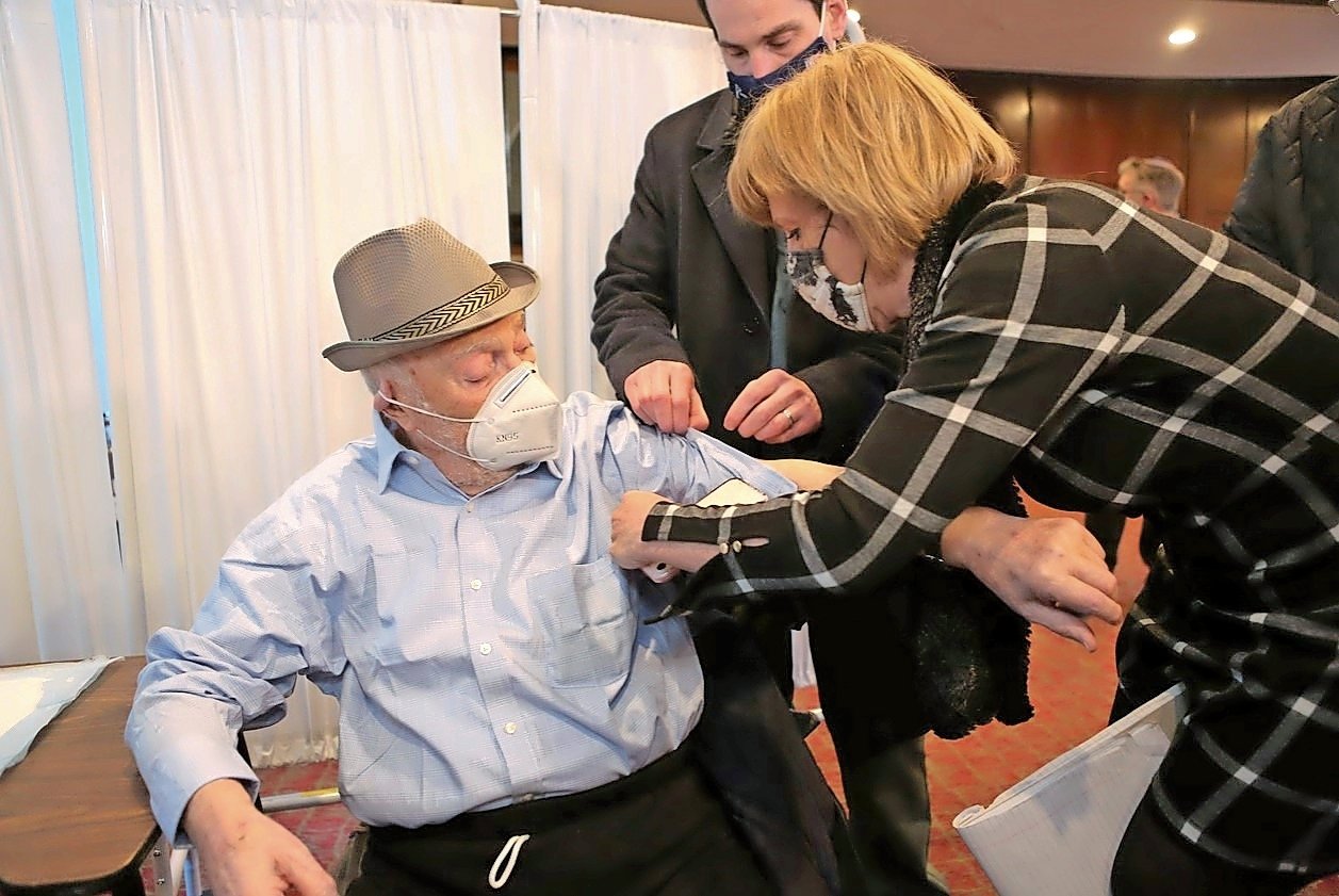 Holocaust survivor Jack Rybsztajn, of Woodmere, is vaccinated at the UJA-NY pop-up jab site in Lawrence on Sunday.