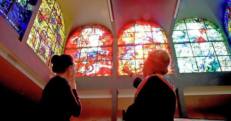 Barbara Goldstein giving a tour of the Chagall Windows in Hadassah-Ein Kerem’s Abbell Synagogue.