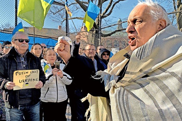 Rabbi Avi Weiss of the Hebrew Institute of Riverdale addresses a rally of Ukrainian nationals Sunday afternoon across the street from the Russian compound on Mosholu Avenue in Riverdale. On Sunday morning, he told another rally at the same spot, organized by Riverdale synagogues and other Jewish groups, “I declare and I ask you to declare, ‘I am a Ukrainian’.” The crowd chanted, “I am a Ukrainian.”