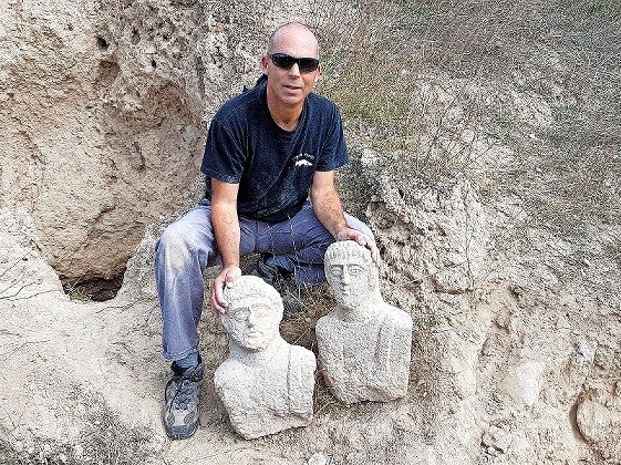 Nir Distelfeld, Israel Antiquities Authority Theft Prevention Unit inspector, with the two busts in Beit She’an.