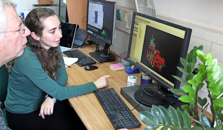 Alexandra Roffe of Hewlett at work in Prof. Hanoch Senderowitz’s lab.