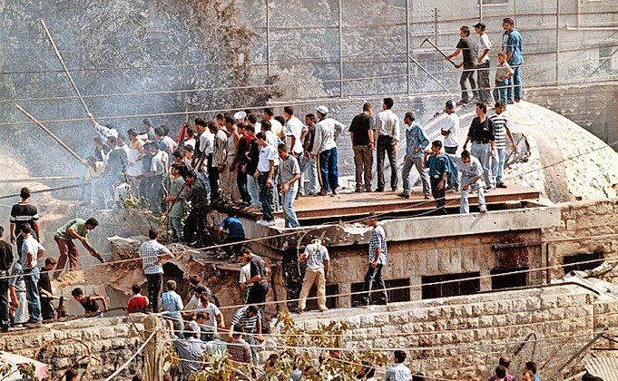 Palestinians take over Joseph’s Tomb in Nablus in 2000. Before that, it had been under Israeli control.