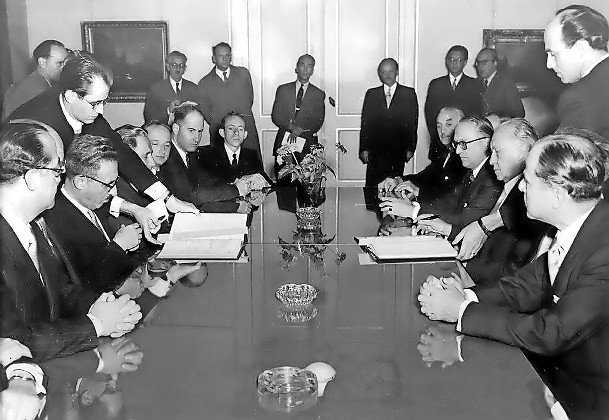 Israeli and German officials negotiate Nazi war reparations in 1952.