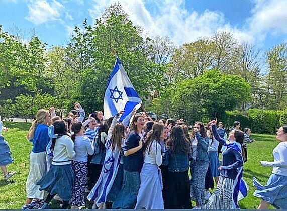 SKA HS classes honored “Israel Across the Curriculum” last Wednesday morning, then spirit-filled blue-and-white clad stu- dents celebrated the Jewish state in dance.