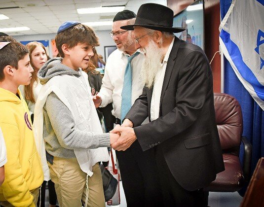 Rabbi Menedelvitch greeting HAFTR High School students