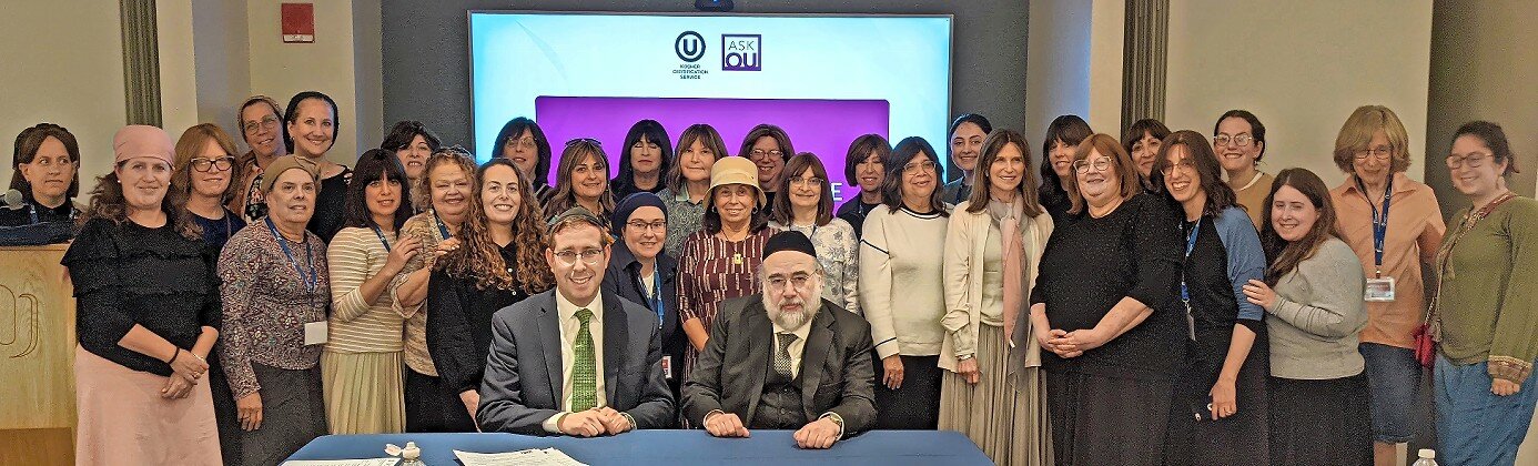 ASK OU participants with OU Kosher Managing Director of Community Relations Rabbi Eli Eleff (left) and OU Kosher COO and Executive Rabbinic Coordinator Rabbi Moshe Elefant at the OU’s headquarters in Manhattan.