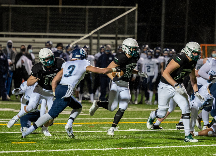 Hudson Cedarland (3) goes after Seahawks running back Landon Sims, who scored three touchdowns.