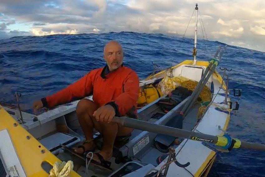 Erden Eru&ccedil; at the oars, crossing the Pacific alone for the second time.