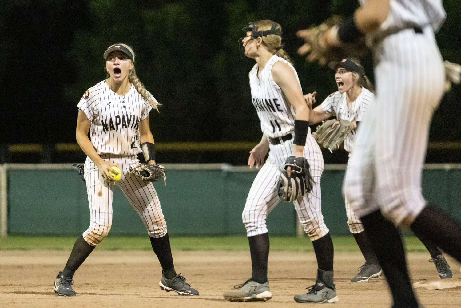 Tigers, Titans bounce back from quarterfinal losses to advance to Day 2