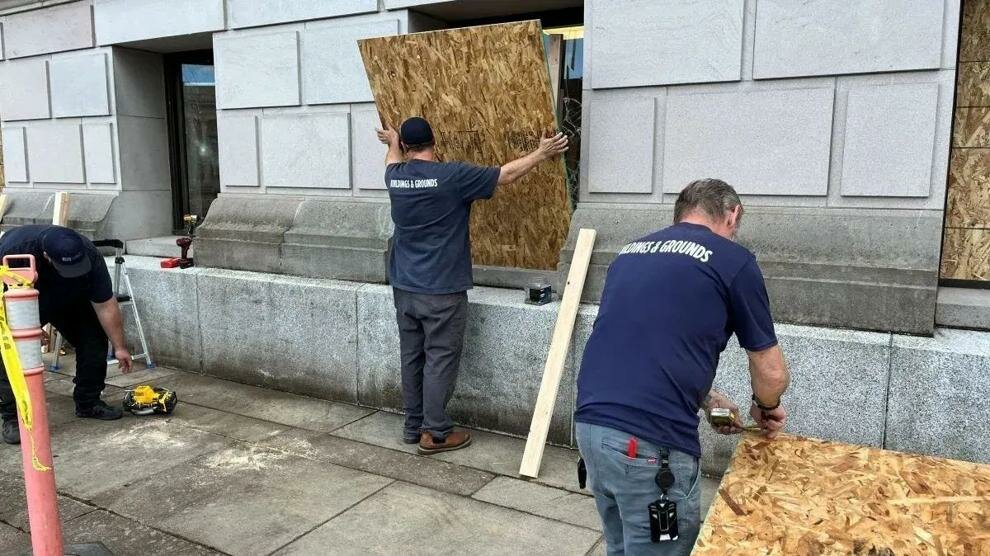 Man charged with damaging windows at Washington Legislative Building
