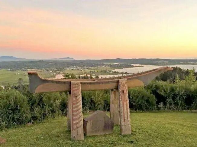 Chinook canoe stands in for countless graves: Honoring pivotal Columbia River leader Comcomly