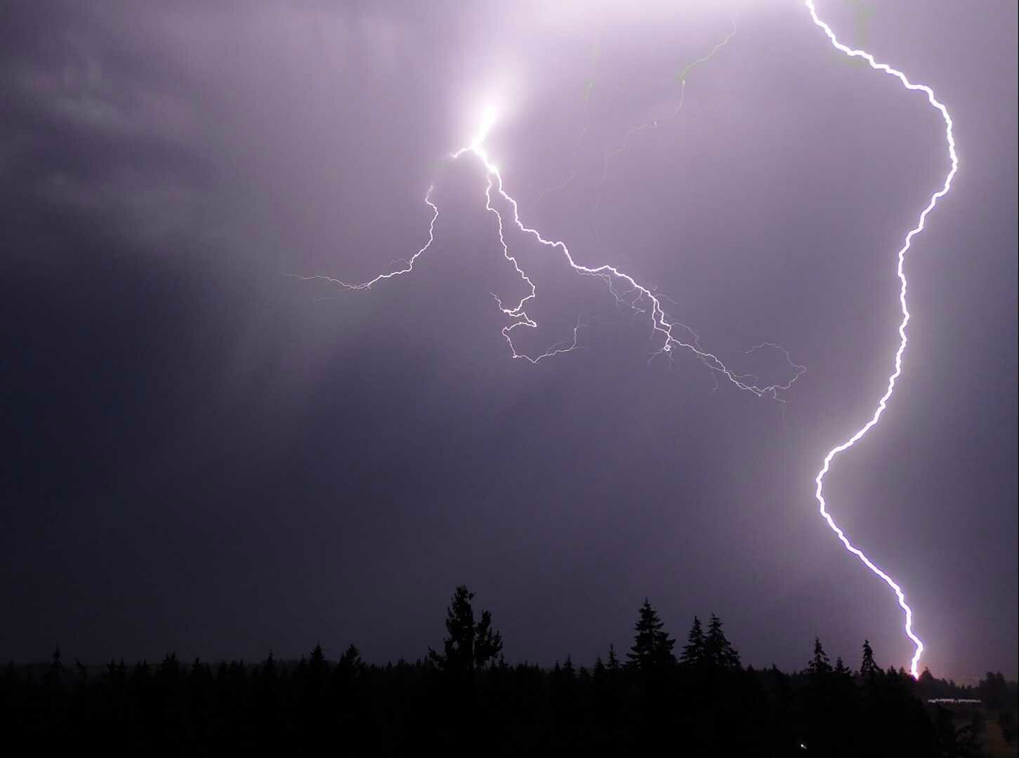 Lightning sparks new wildfires in Washington state