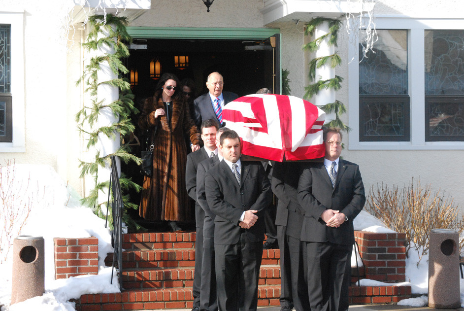 Alfonse D’Amato, center, with his wife, Katuria, followed his father’s casket out of the Sacred Heart Church in Island Park on Dec. 31.