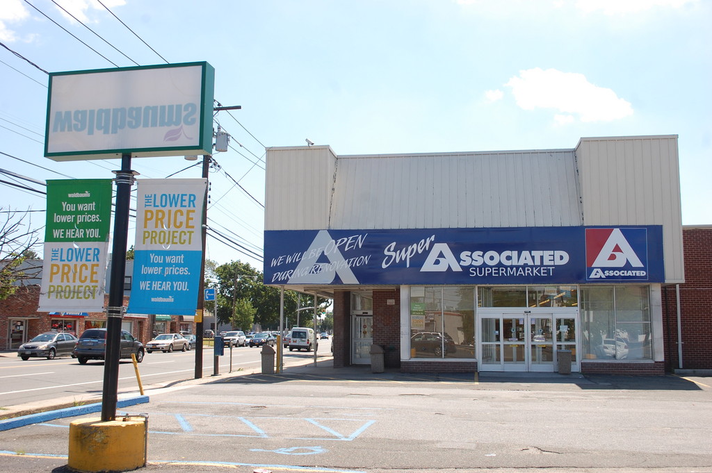 Associated Supermarket is taking over the vacant Waldbaums building on West Merrick Road, with an opening slated for later this month.