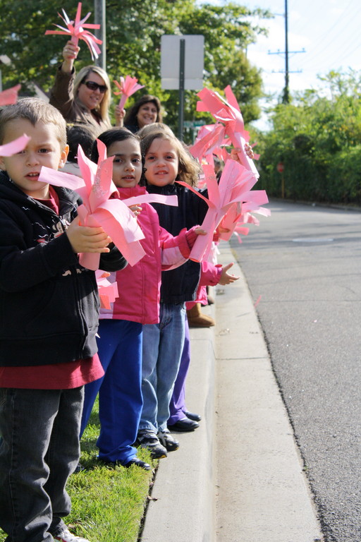 Pre-kindergarten students in Cigdem Puzantyan’s class at Stewart Manor School cheered as fourth-, fifth- and sixth-graders raced to raise money for breast cancer on Oct. 21.