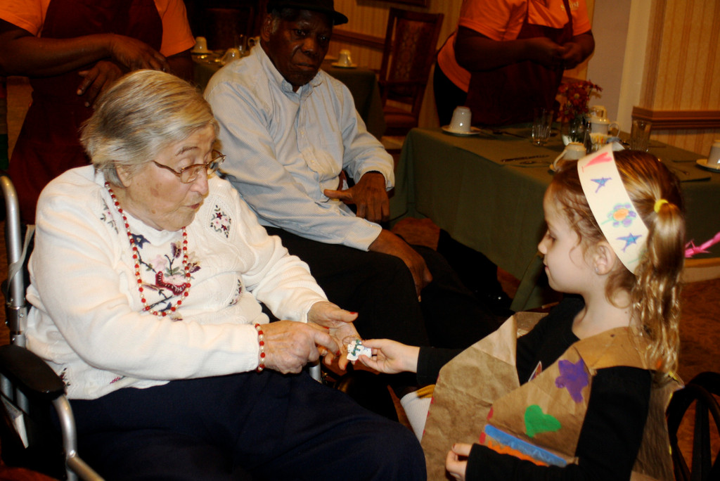In the finale, the first graders gave presents to residents in the audience.