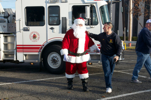 Santa and Lynbrooks Chief Anthony DeCarlo arrive at Earle Avenue