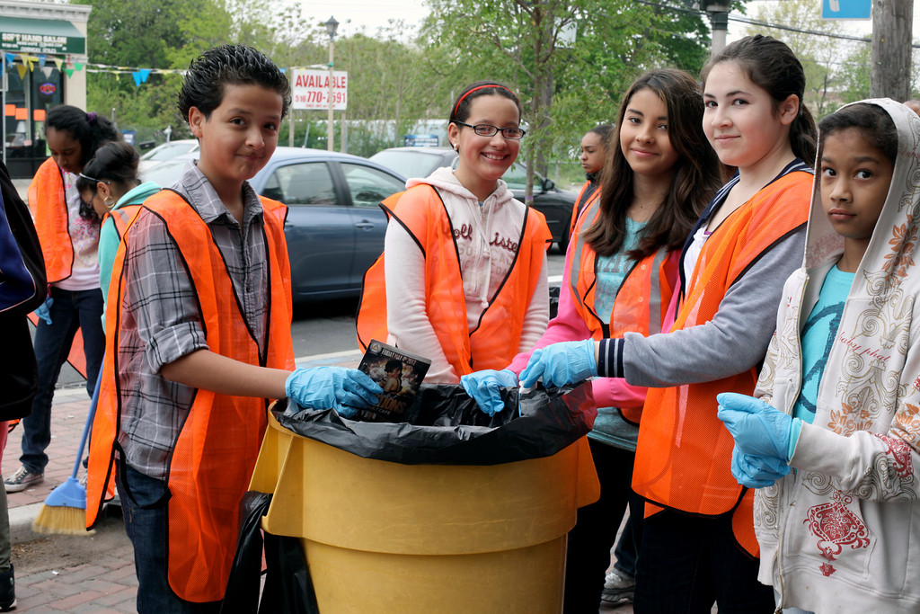 Elmont students were all smiles while participating in the Elmont Dad’s Club’s “Clean Up Elmont Day” on April 21.