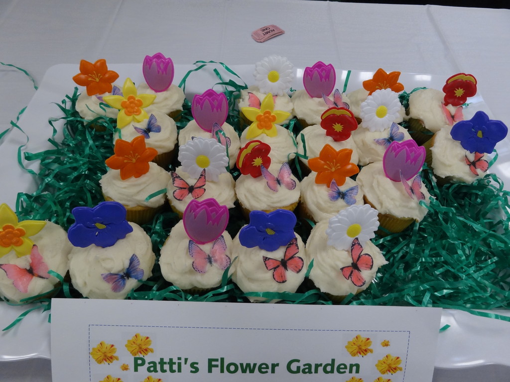 Inspired by the springtime theme of the Lynbrook High School Cupcake War to Fight Hunger, administrative assistant Patti Rosalbo created this entry, entitled “Patti’s Flower Garden.”