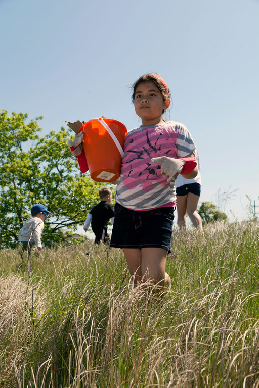 Jacklyn Rizera helped pick up garbage from the tall grass.