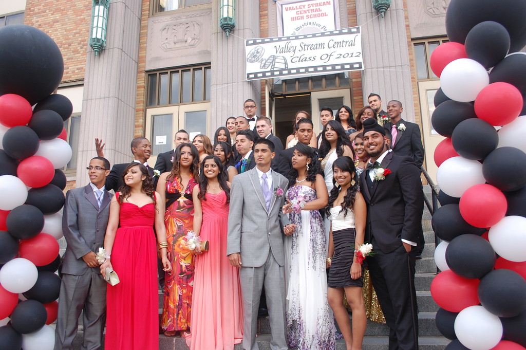 Central High School seniors gathered on the front steps during the annual pre-prom festivities last Friday afternoon.