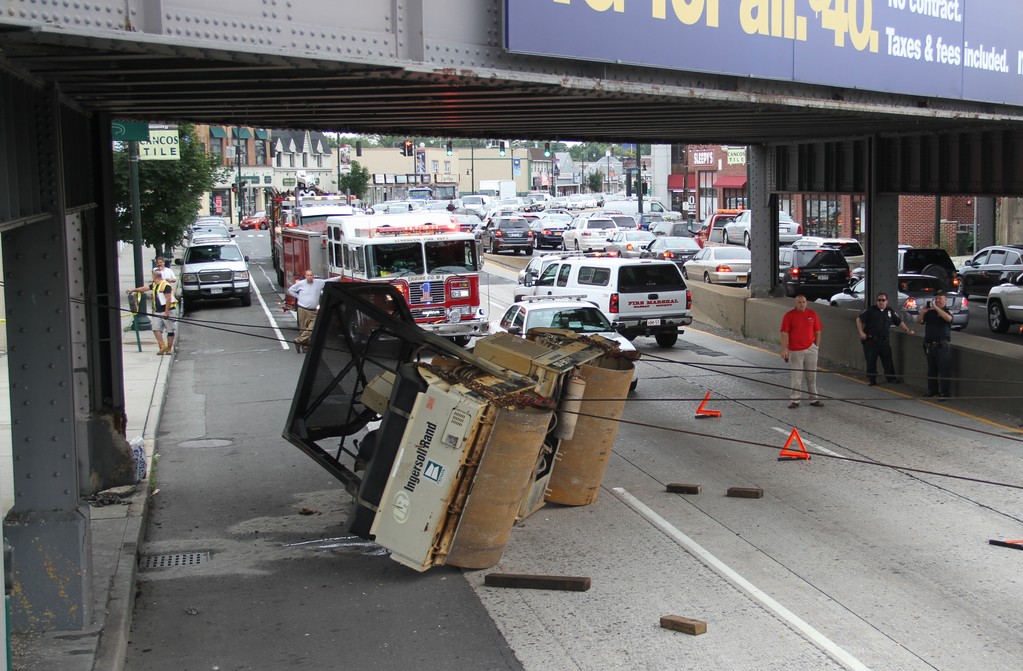 A steamroller fell from a flatbed truck underneath the LIRR trestle on Sunrise Highway just east of Atlantic Avenue.