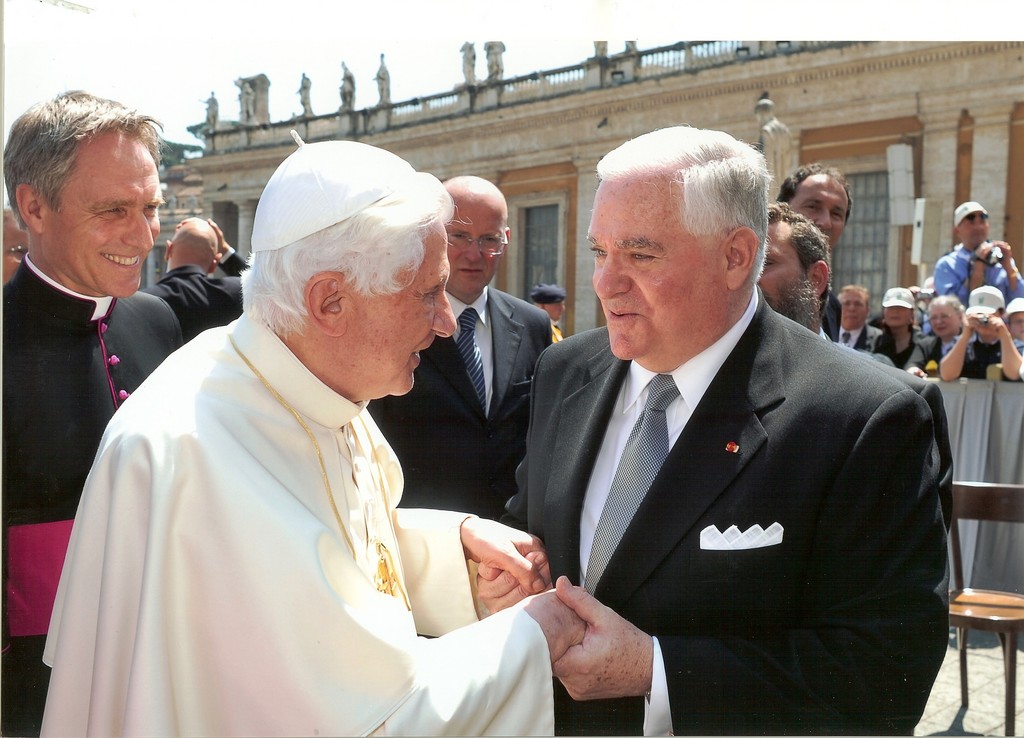 Gary Krupp met with Pope Benedict XVI outside the Vatican.