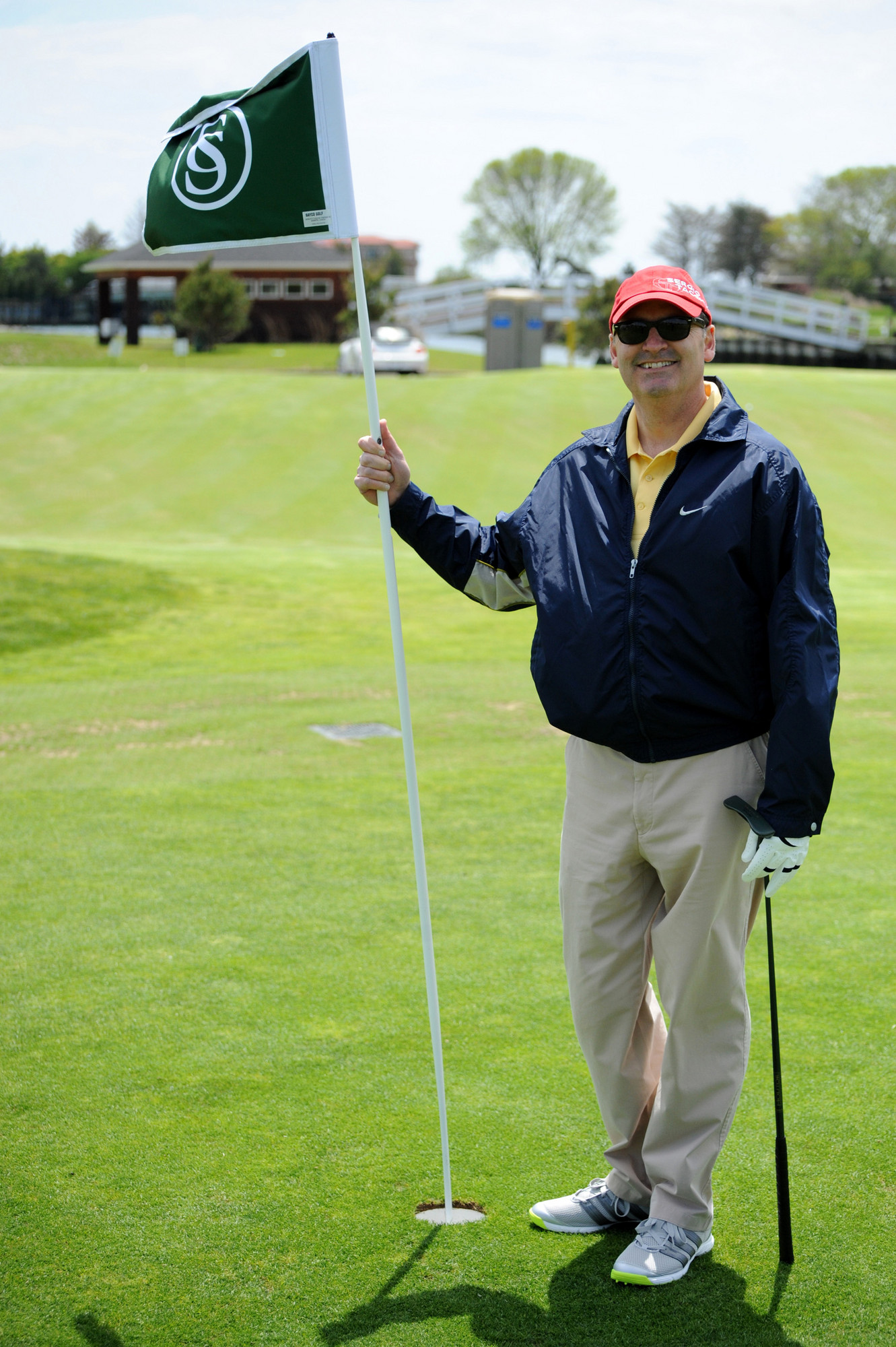 Bill Gaylor Jr. tended to the flagstick.