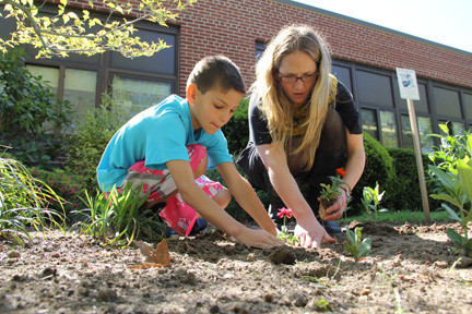 John Chiffriller and Katie Kidd planted flowers together.